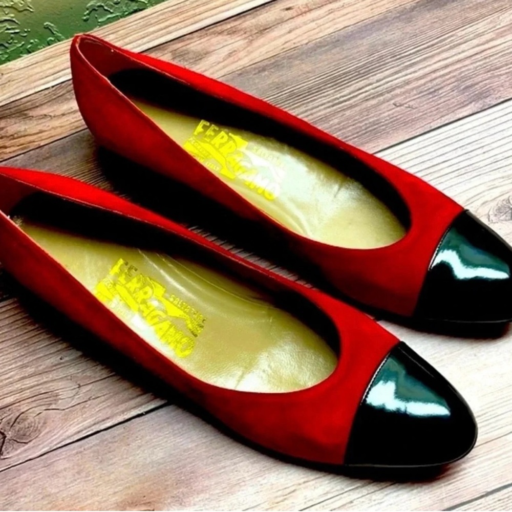 Timelesss beauty and elegance of Salvatore Ferragamo! Size 9/fits as 8*